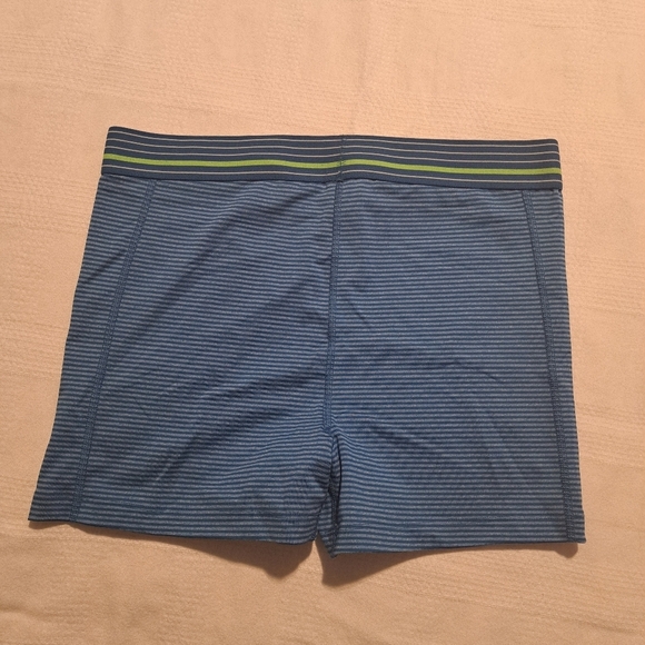 Under Armour women's size Medium 2 tone blue compression shorts, EUC - Picture 3 of 3